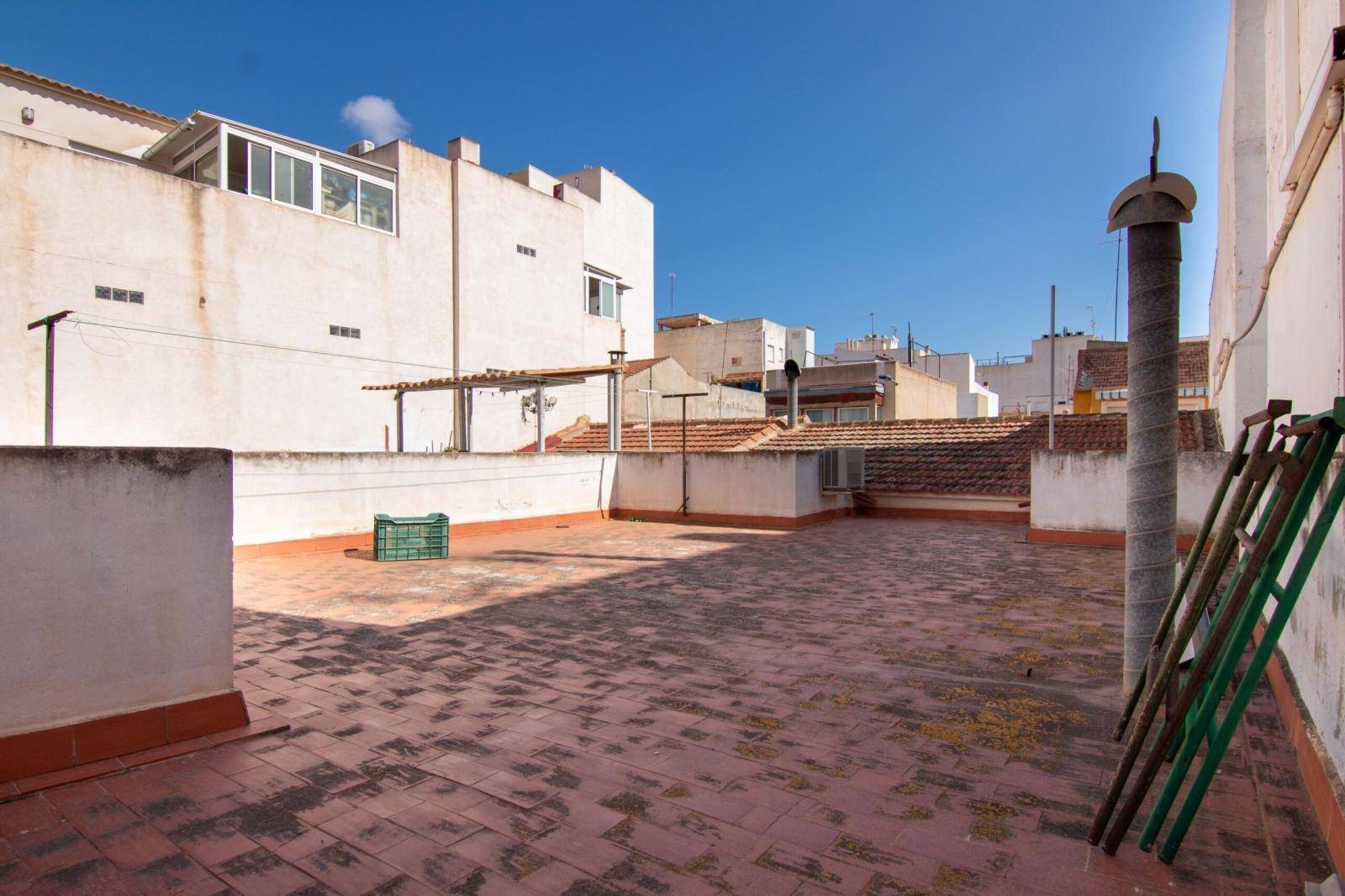 SPAZIOSA CASA DI PAESE (VIVERE O COSTRUIRE) CON AMPIO CORTILE INTERNO CENTRALE