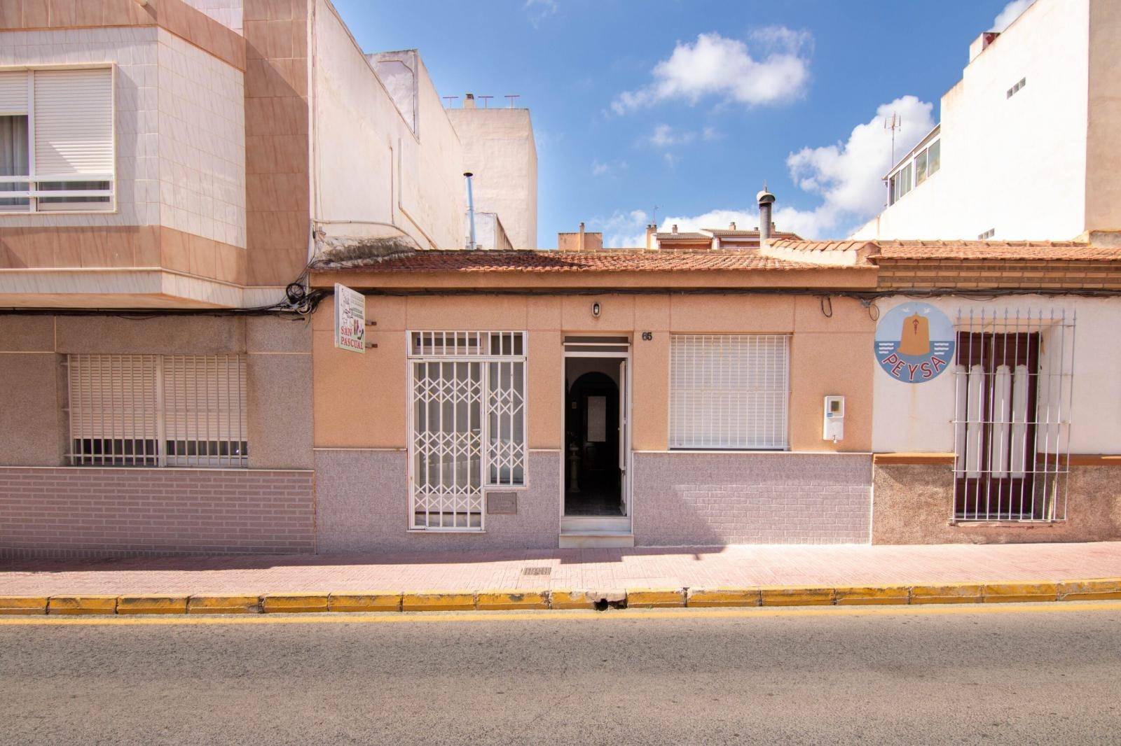 AMPLIA CASA DE PUEBLO  (VIVIR O CONSTRUIR) CON GRAN PATIO INTERIOR  CENTRICA