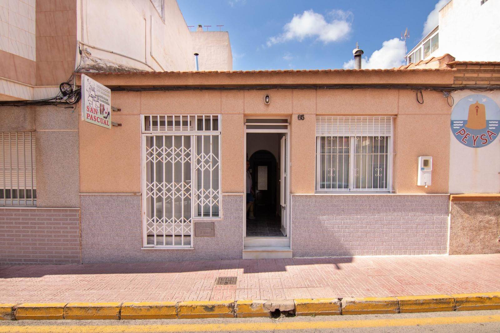 AMPLIA CASA DE PUEBLO  (VIVIR O CONSTRUIR) CON GRAN PATIO INTERIOR  CENTRICA