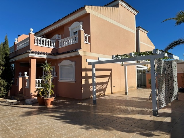 EXCELLENT AND SPACIOUS VILLA IN GRAN ALACANT WITH BEAUTIFUL PLOT