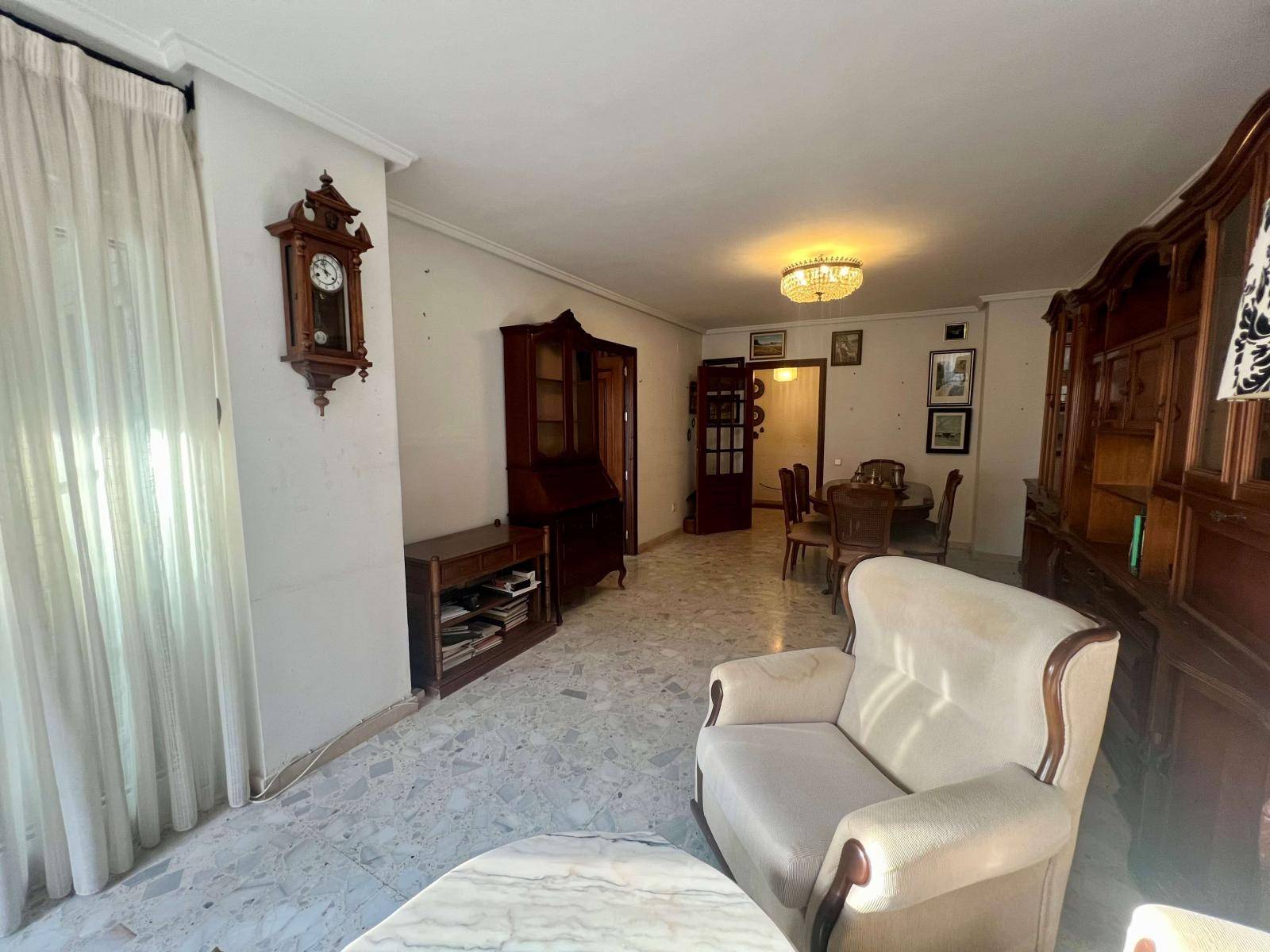 LARGE APARTMENT 100 METERS FROM THE MARINA AND IN THE HEART OF THE CITY CENTER