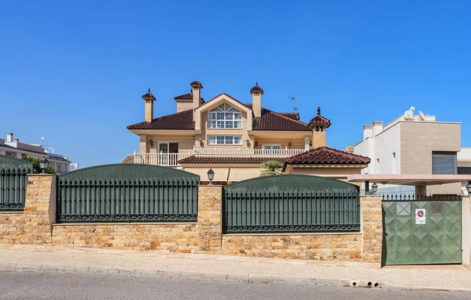 LUXOSA I ÀMPLIA VILA A 100M DEL MAR A LA VELETA