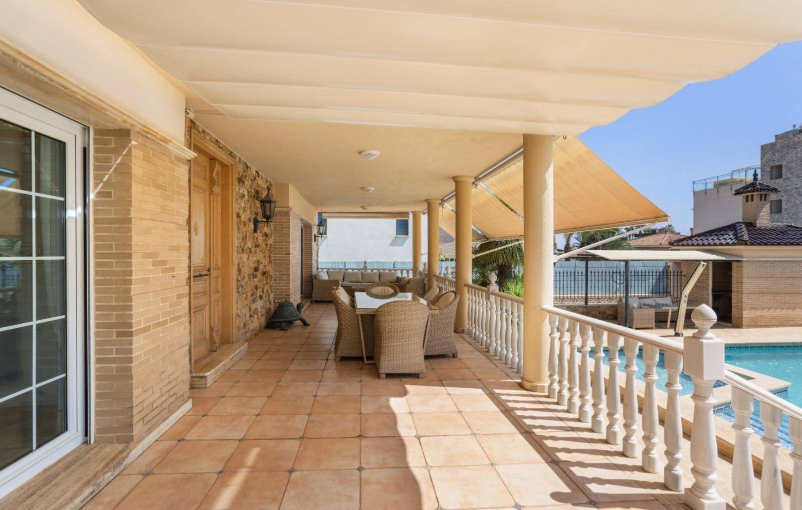 LUXURIOUS AND SPACIOUS VILLA 100M FROM THE SEA IN LA VELETA