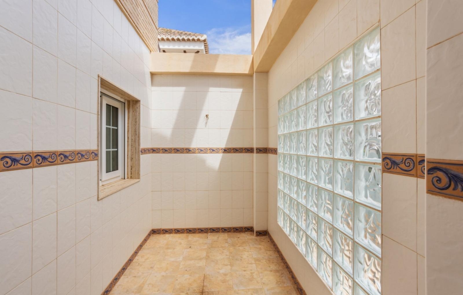 LUXOSA I ÀMPLIA VILA A 100M DEL MAR A LA VELETA