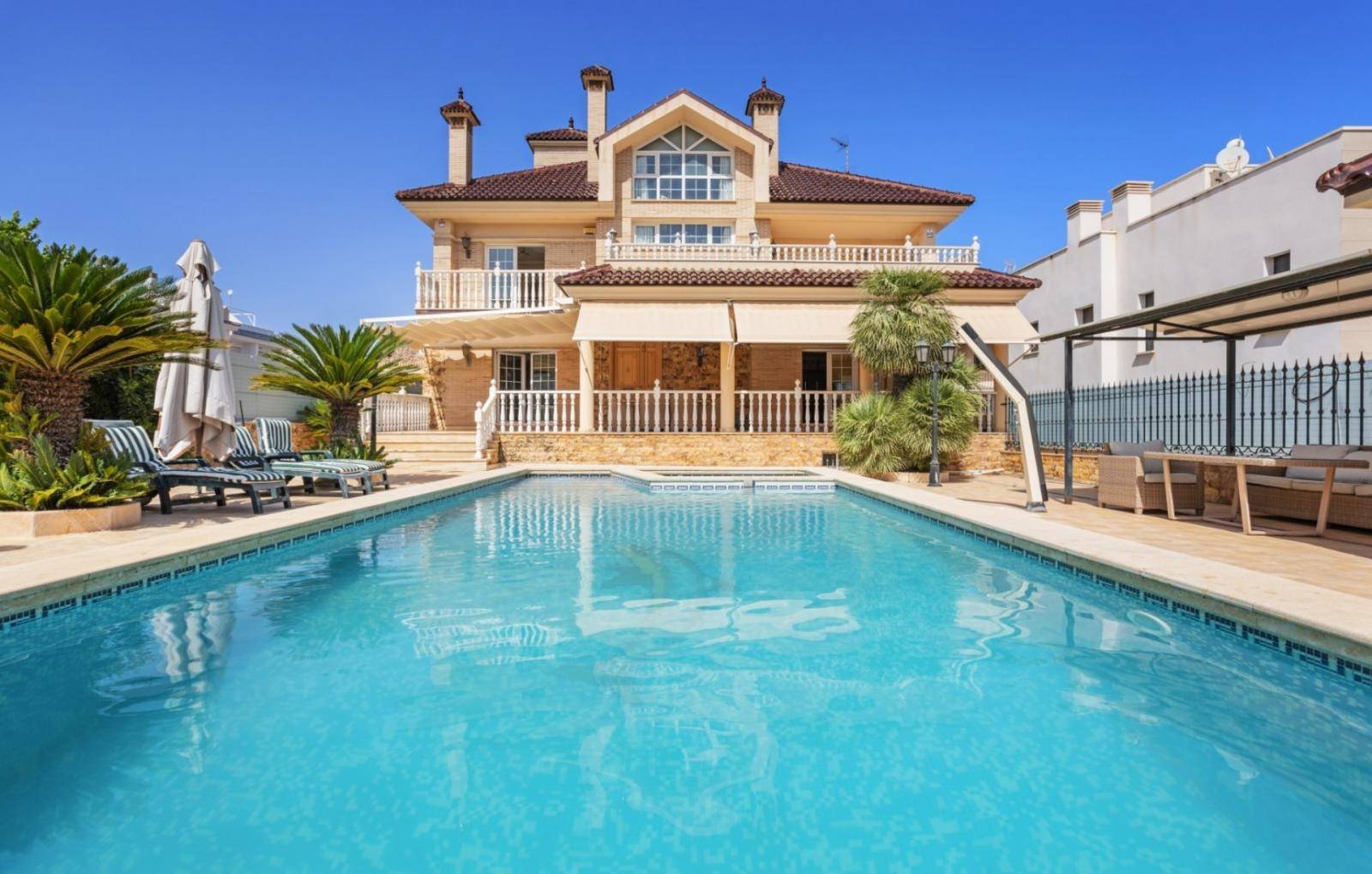 LUXOSA I ÀMPLIA VILA A 100M DEL MAR A LA VELETA