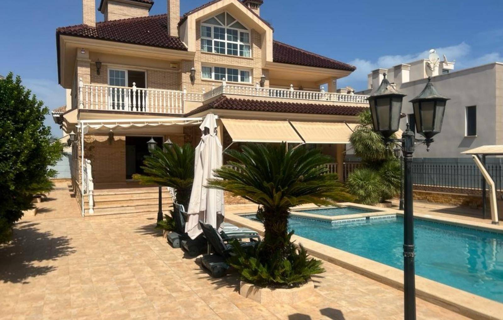 LUXOSA I ÀMPLIA VILA A 100M DEL MAR A LA VELETA