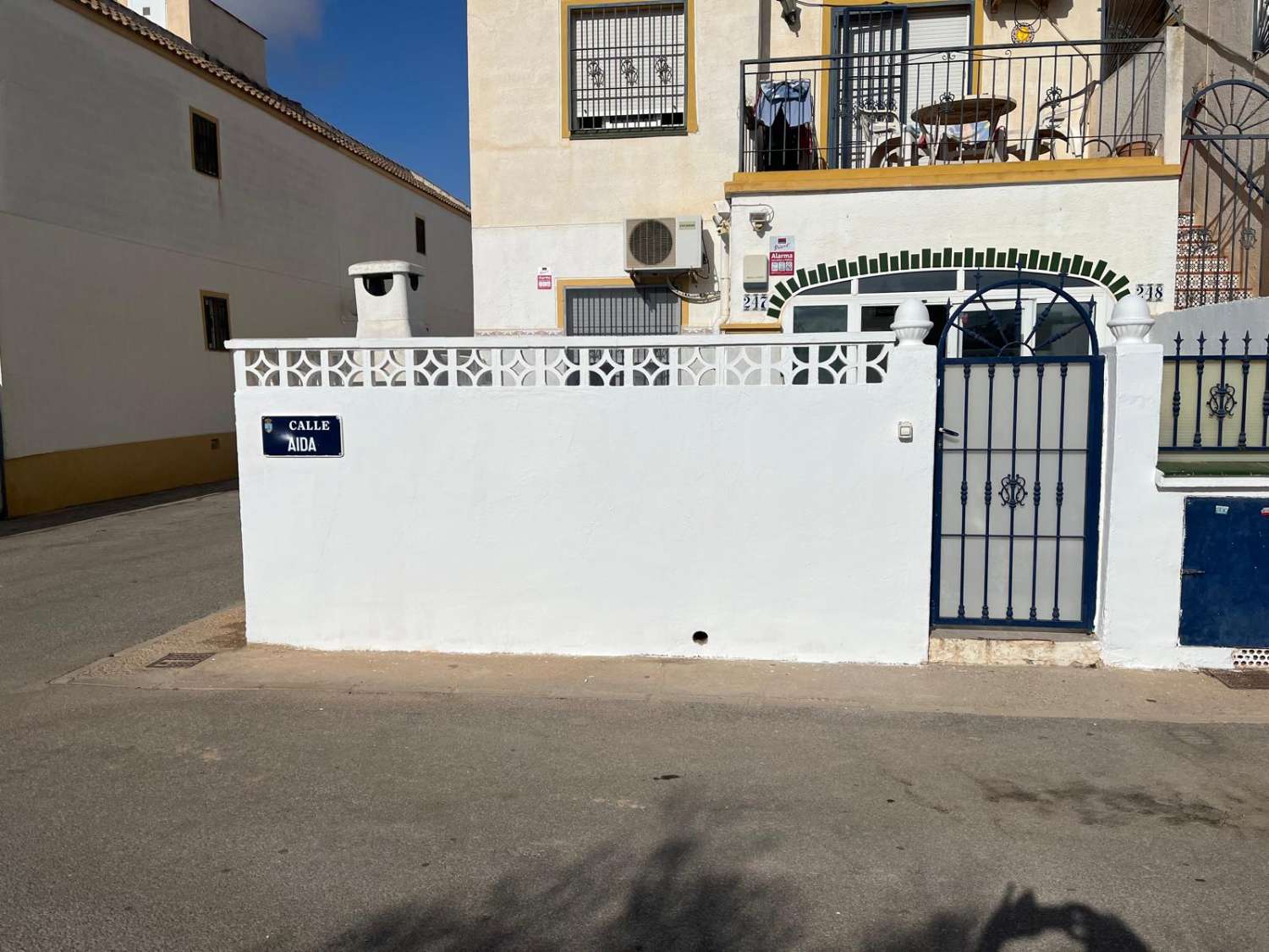 BUNGALOW DE PLANTA BAJA  DE ESQUINA EN URB. JARDIN DEL MAR V