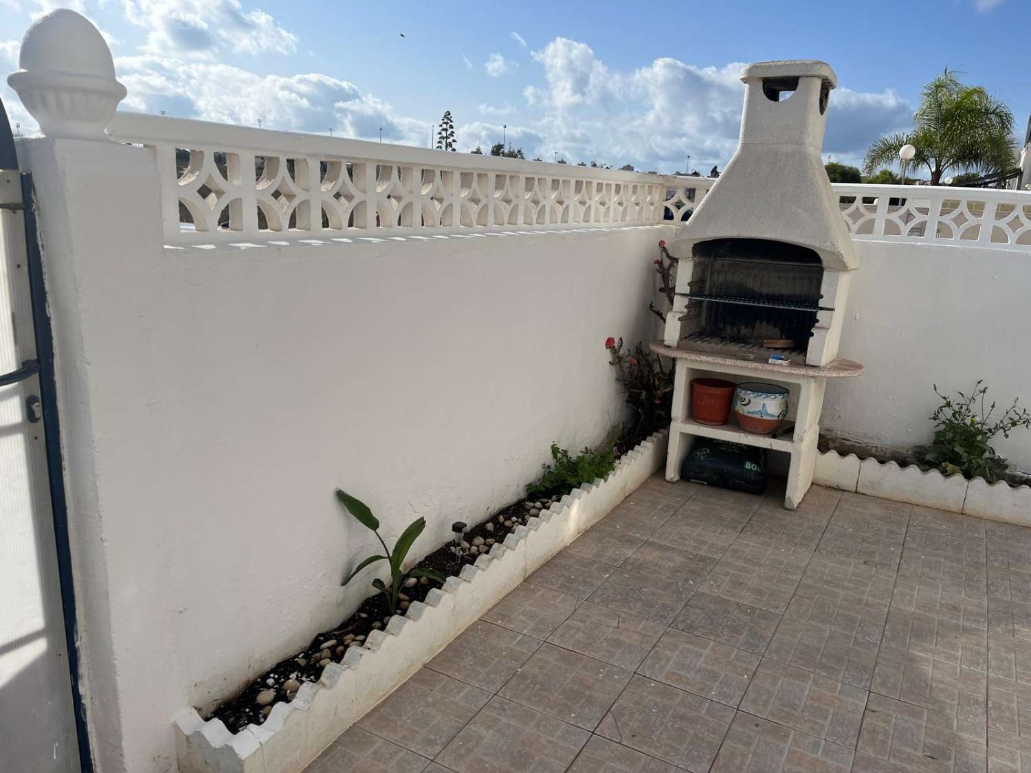 BUNGALOW DE PLANTA BAJA  DE ESQUINA EN URB. JARDIN DEL MAR V
