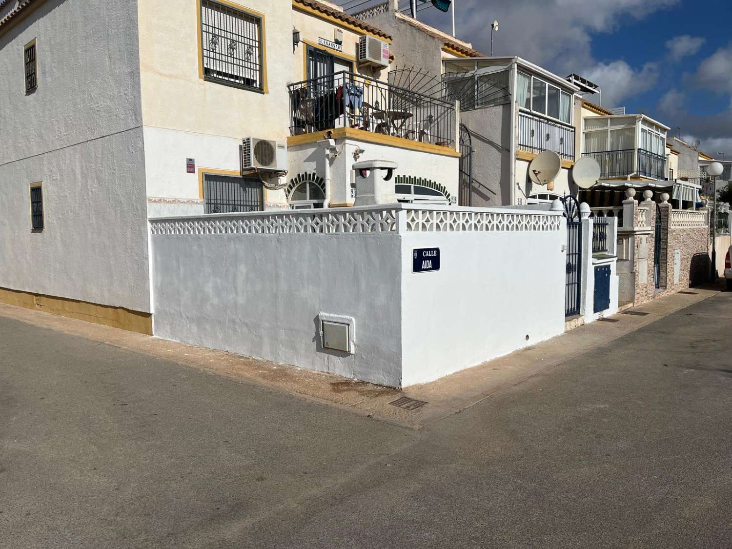 BUNGALOW DE PLANTA BAJA  DE ESQUINA EN URB. JARDIN DEL MAR V