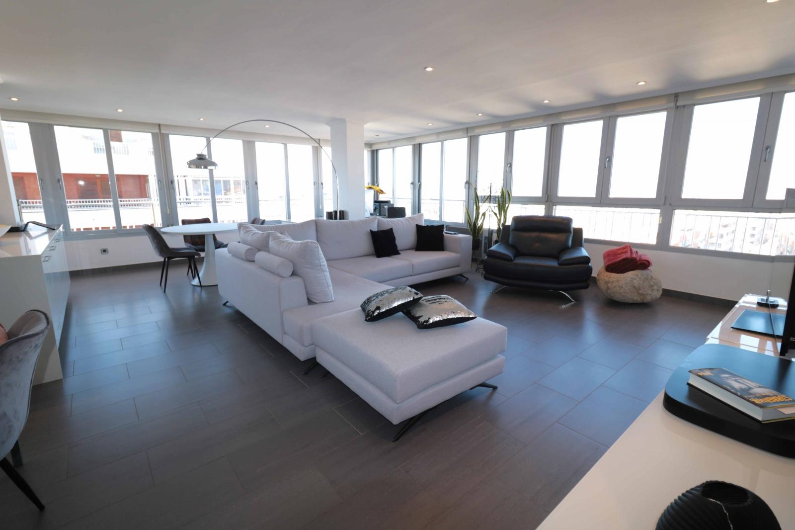 APPARTEMENT EXCLUSIF RÉNOVÉ À NAVAMARES 1ÈRE LIGNE DE L’ACEQUION AVEC PISCINE !!