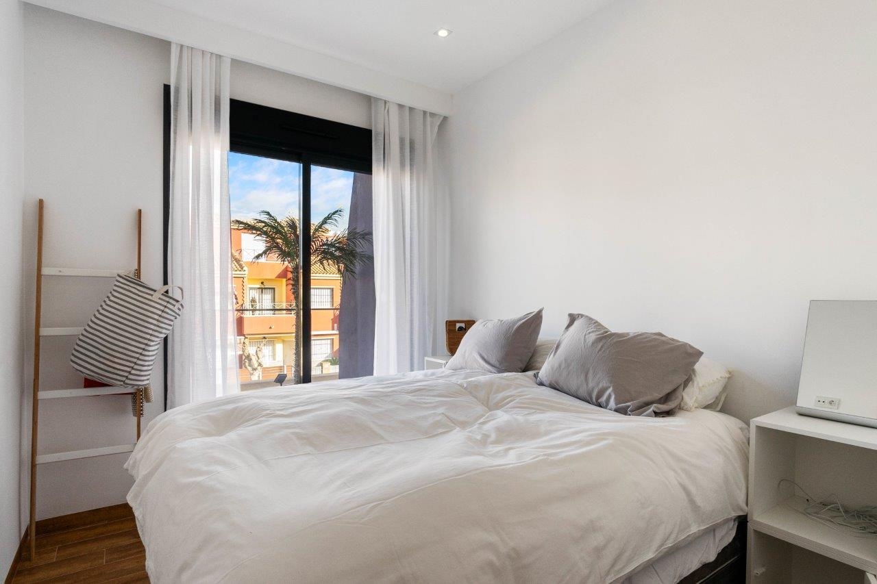 BEAUTIFUL APARTMENT WITH ROOF TERRACE - A FEW METERS FROM THE BEACH IN TORRE HORADADA