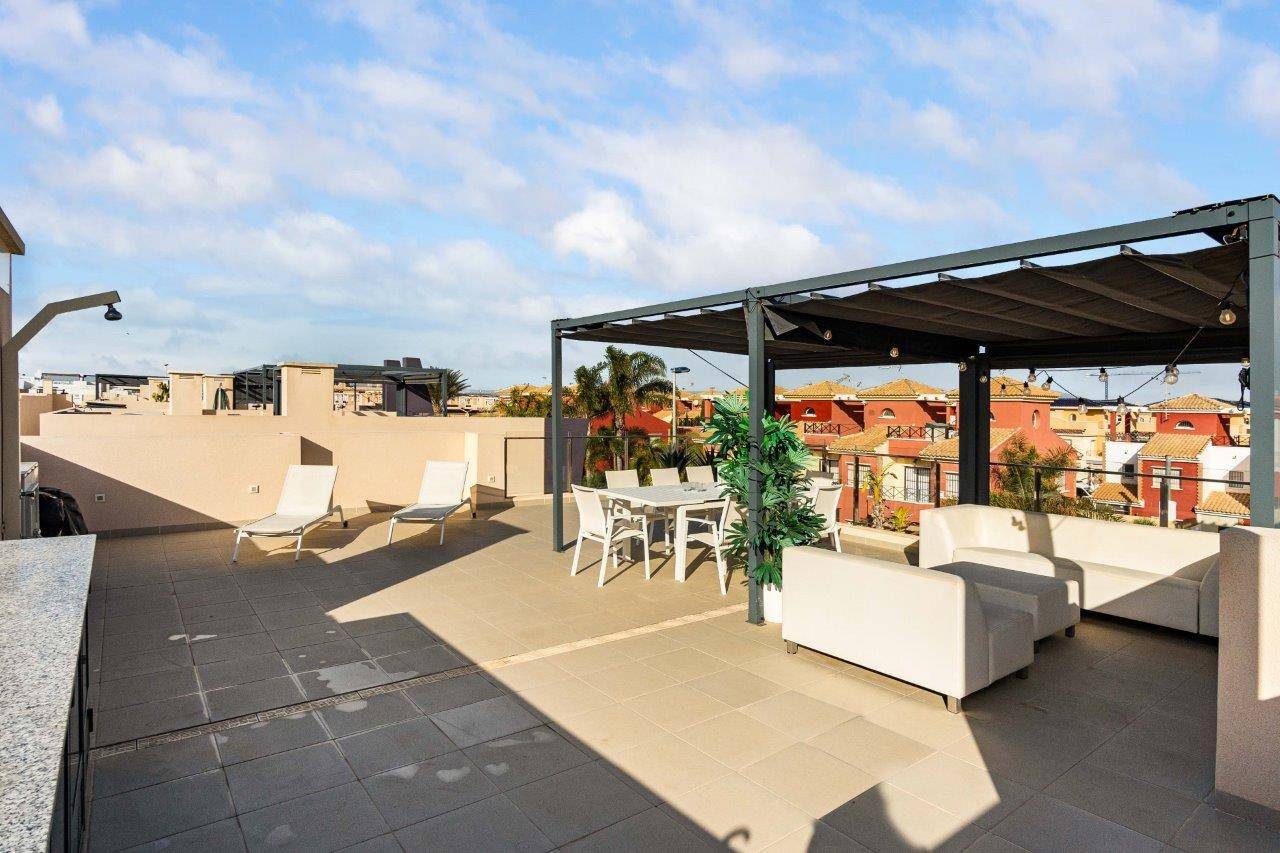 BEAUTIFUL APARTMENT WITH ROOF TERRACE - A FEW METERS FROM THE BEACH IN TORRE HORADADA