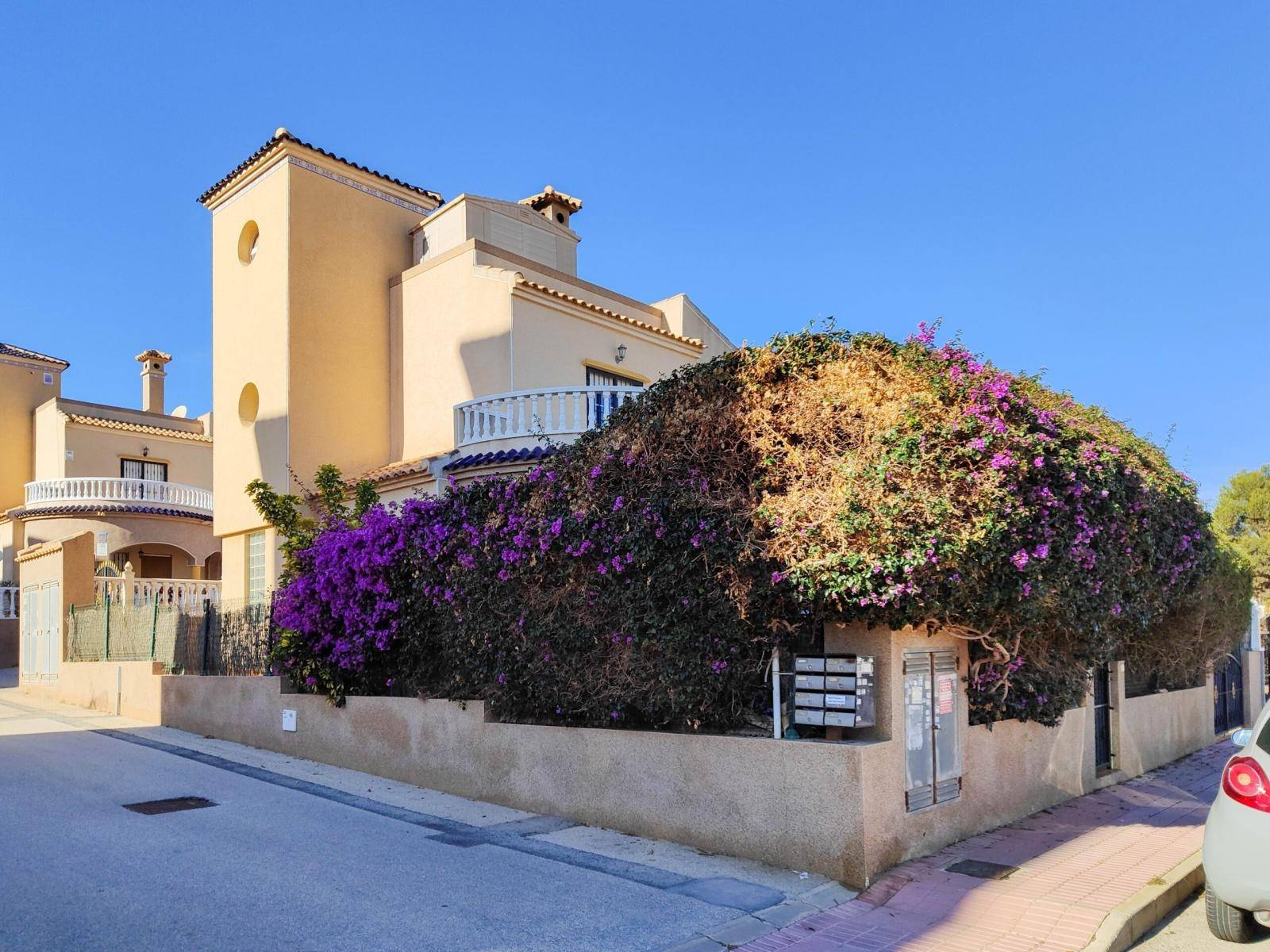DETACHED VILLA WITH GARAGE AND POOL IN VILLAMARTIN