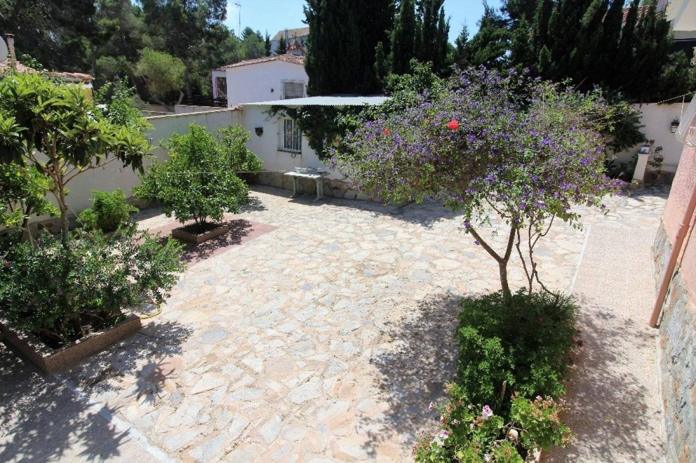 DETACHED VILLA WITH LARGE GARDEN AND OWN POOL ON THE BALCONIES