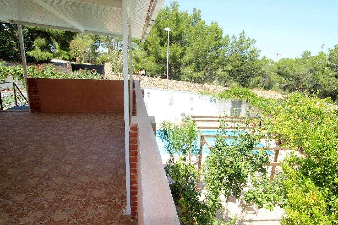 VILLA INDIVIDUELLE AVEC GRAND JARDIN ET PISCINE PRIVÉE SUR LES BALCONS