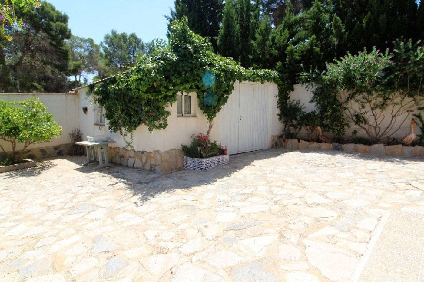 VILLA INDIVIDUELLE AVEC GRAND JARDIN ET PISCINE PRIVÉE SUR LES BALCONS
