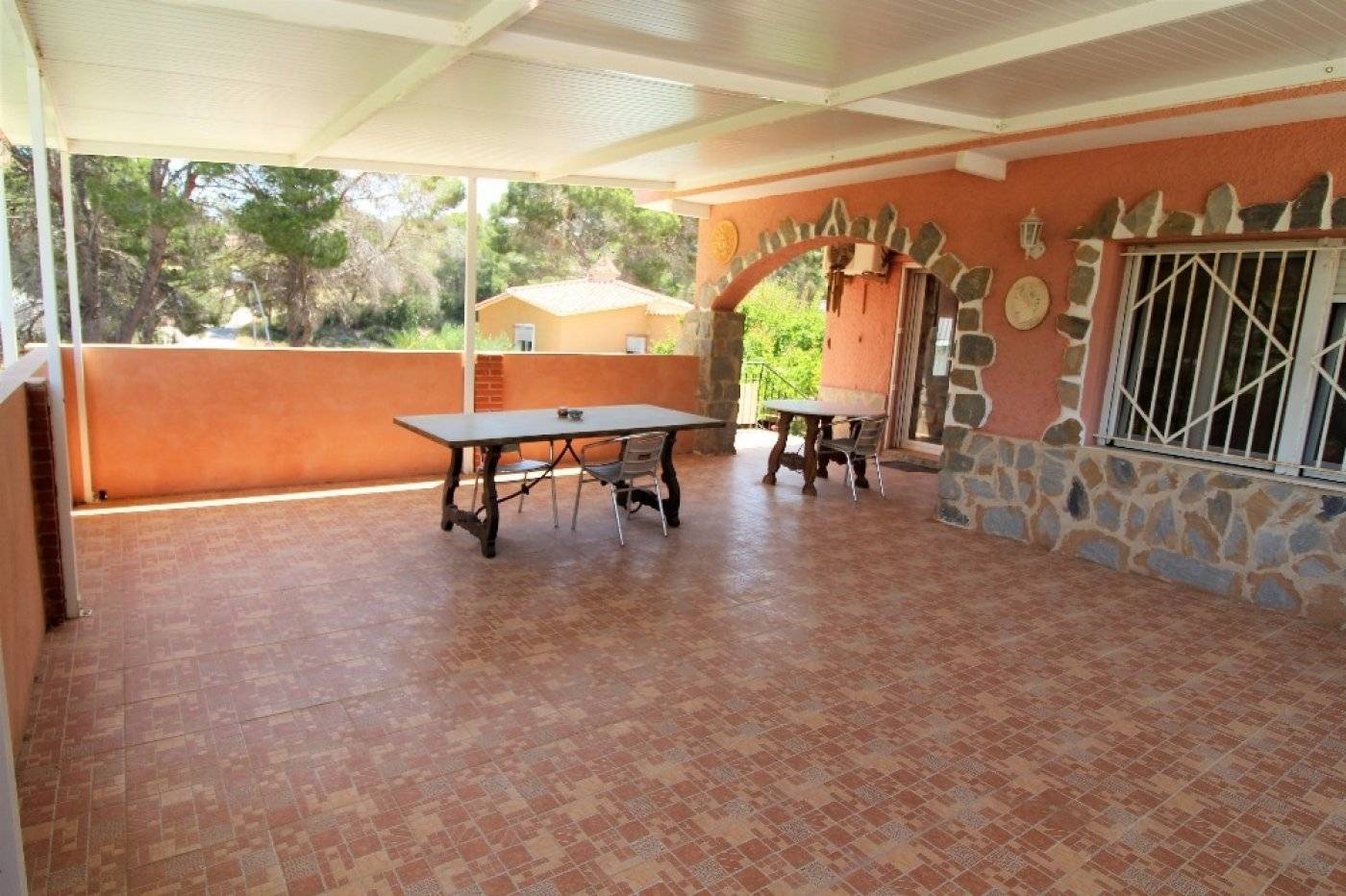 VILLA INDIVIDUELLE AVEC GRAND JARDIN ET PISCINE PRIVÉE SUR LES BALCONS