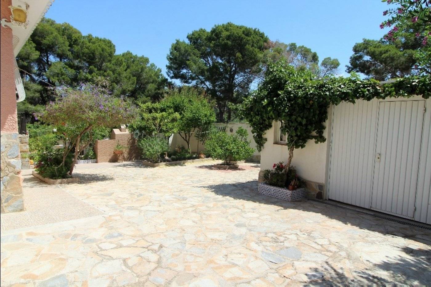 VILLA INDIVIDUELLE AVEC GRAND JARDIN ET PISCINE PRIVÉE SUR LES BALCONS