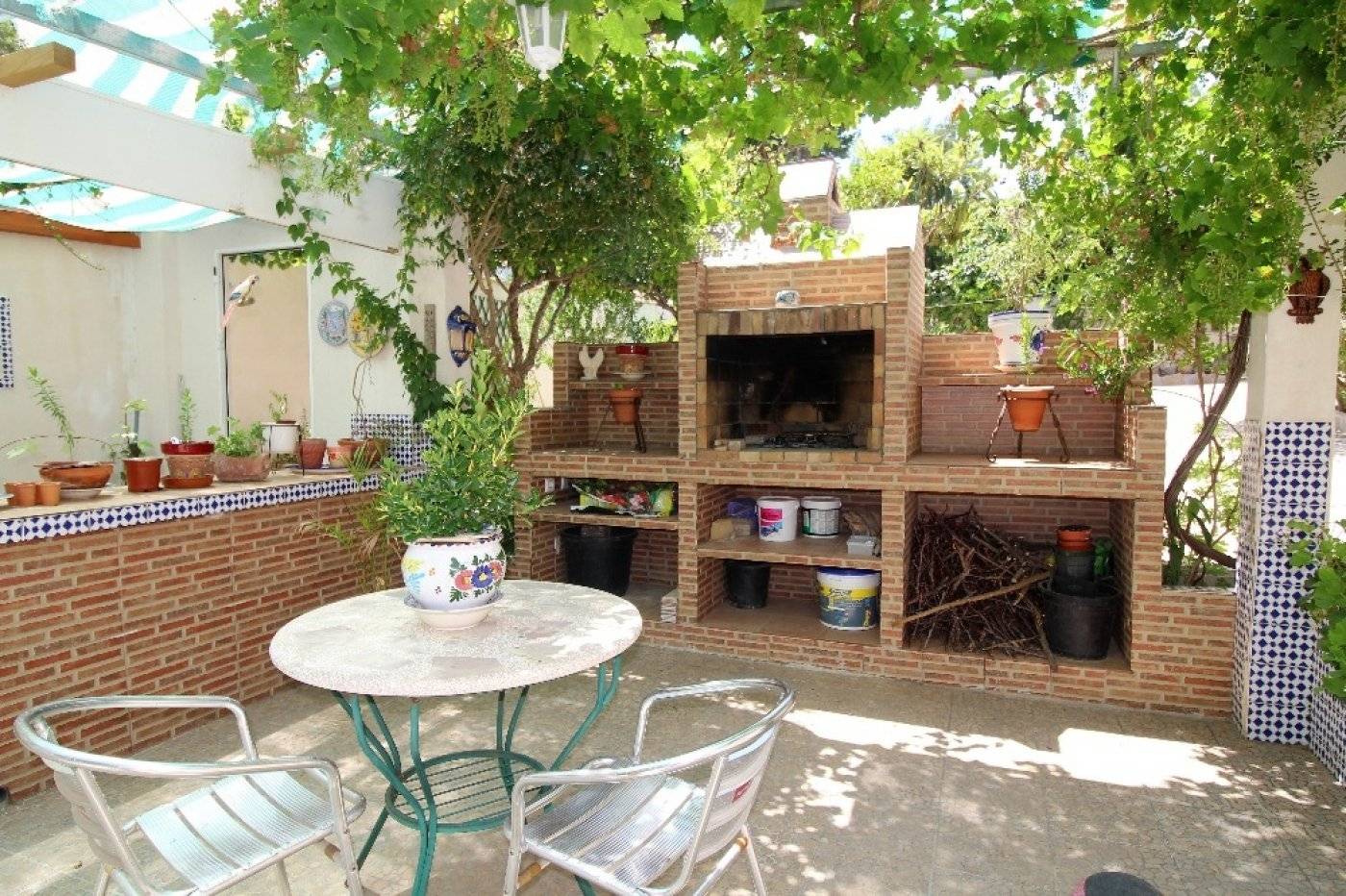 VILLA INDIVIDUELLE AVEC GRAND JARDIN ET PISCINE PRIVÉE SUR LES BALCONS