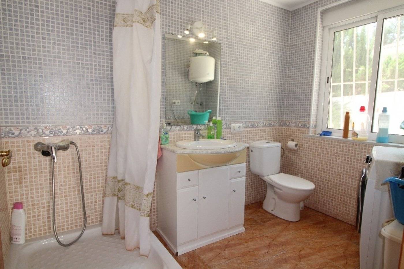 VILLA INDIVIDUELLE AVEC GRAND JARDIN ET PISCINE PRIVÉE SUR LES BALCONS