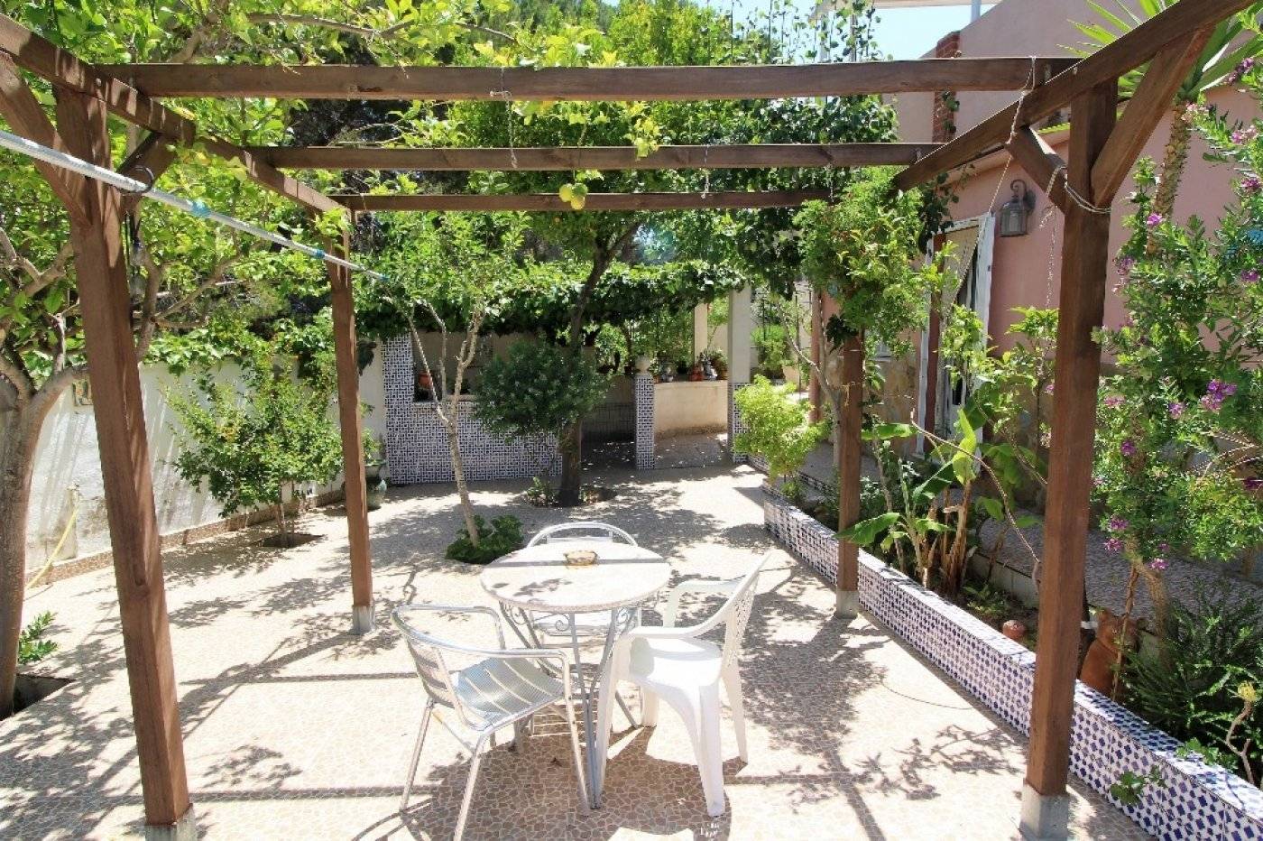 VILLA INDIVIDUELLE AVEC GRAND JARDIN ET PISCINE PRIVÉE SUR LES BALCONS