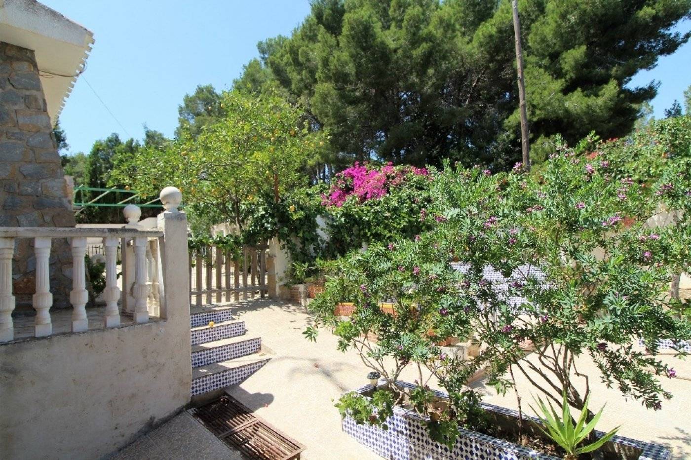 VILLA INDIVIDUELLE AVEC GRAND JARDIN ET PISCINE PRIVÉE SUR LES BALCONS