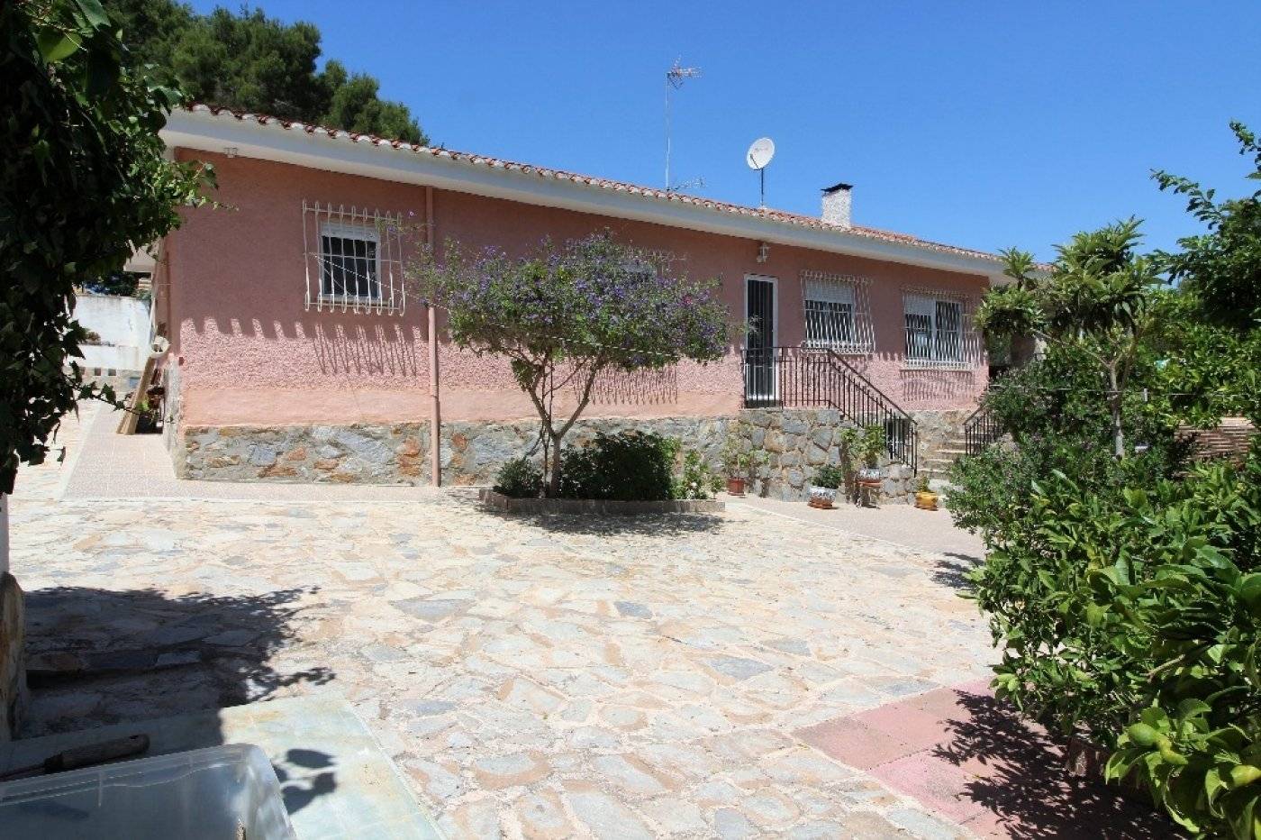 VILLA INDIVIDUELLE AVEC GRAND JARDIN ET PISCINE PRIVÉE SUR LES BALCONS