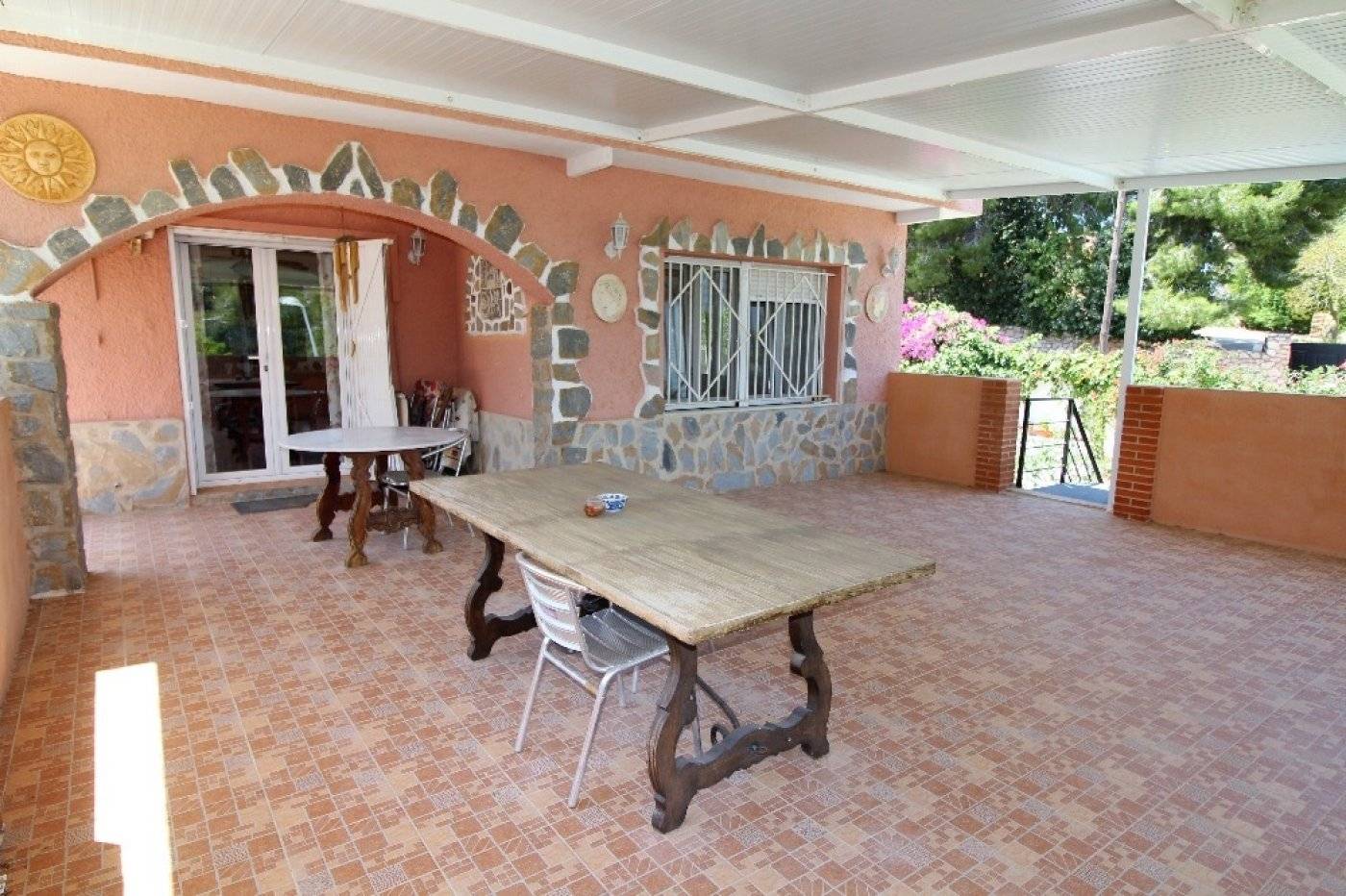 VILLA INDIVIDUELLE AVEC GRAND JARDIN ET PISCINE PRIVÉE SUR LES BALCONS