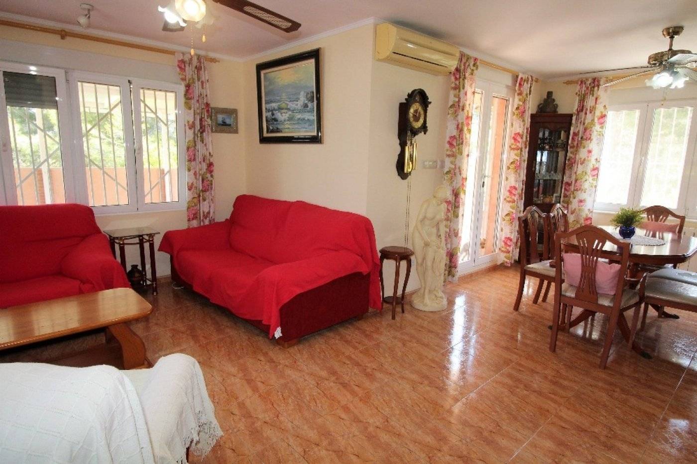 VILLA INDIVIDUELLE AVEC GRAND JARDIN ET PISCINE PRIVÉE SUR LES BALCONS