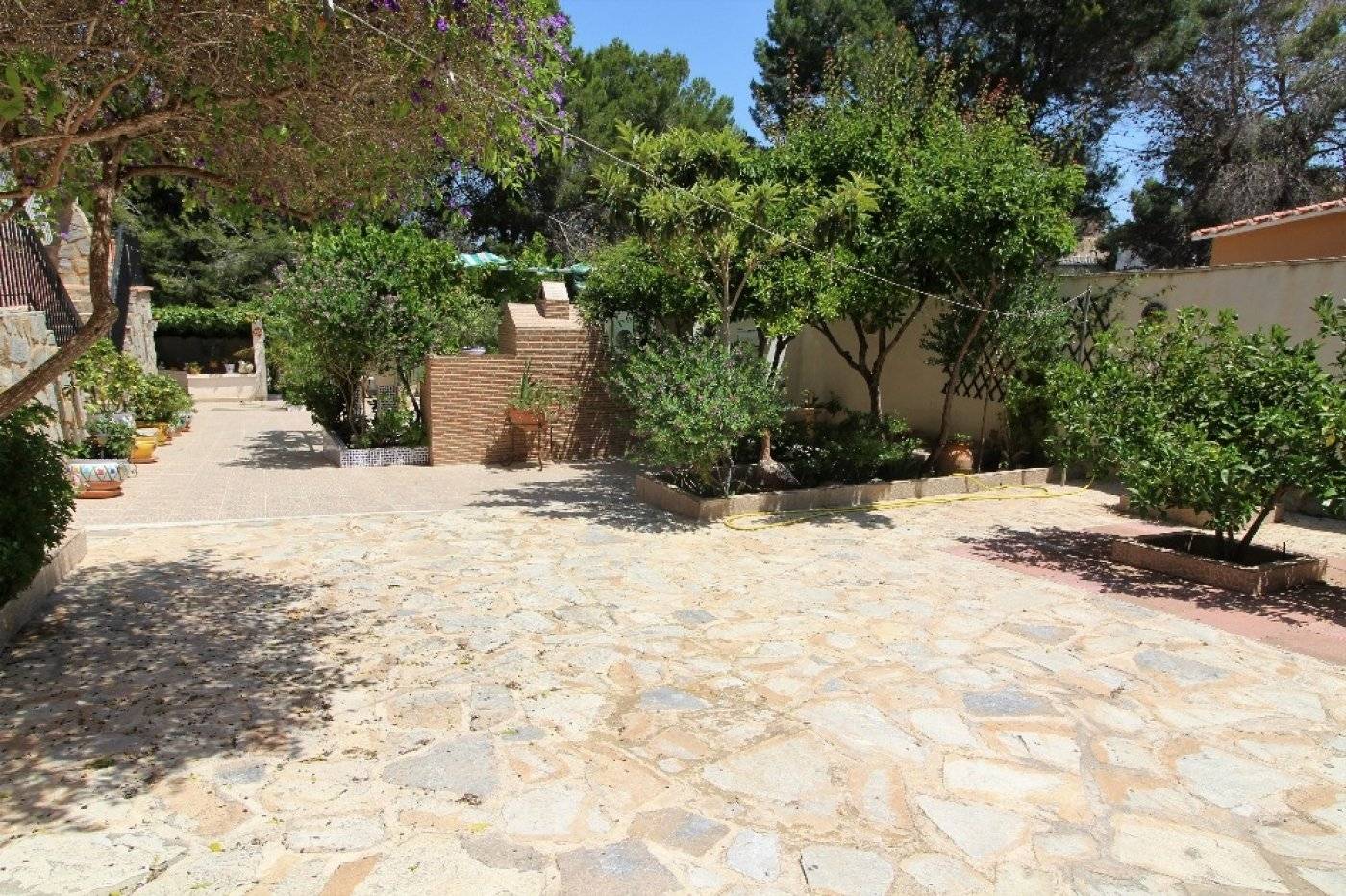 VILLA INDIVIDUELLE AVEC GRAND JARDIN ET PISCINE PRIVÉE SUR LES BALCONS