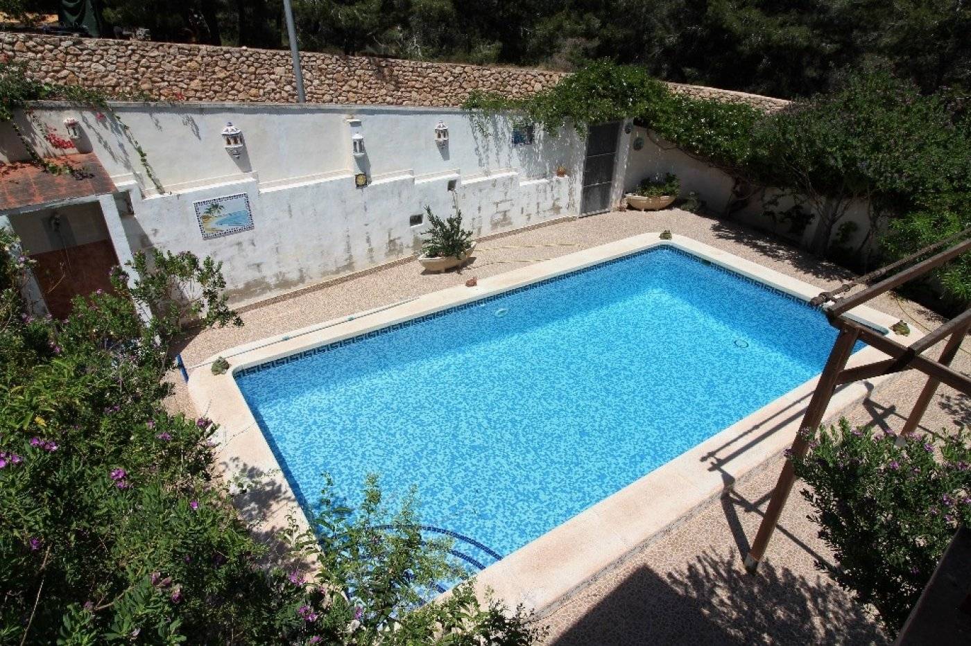 VILLA INDIVIDUELLE AVEC GRAND JARDIN ET PISCINE PRIVÉE SUR LES BALCONS