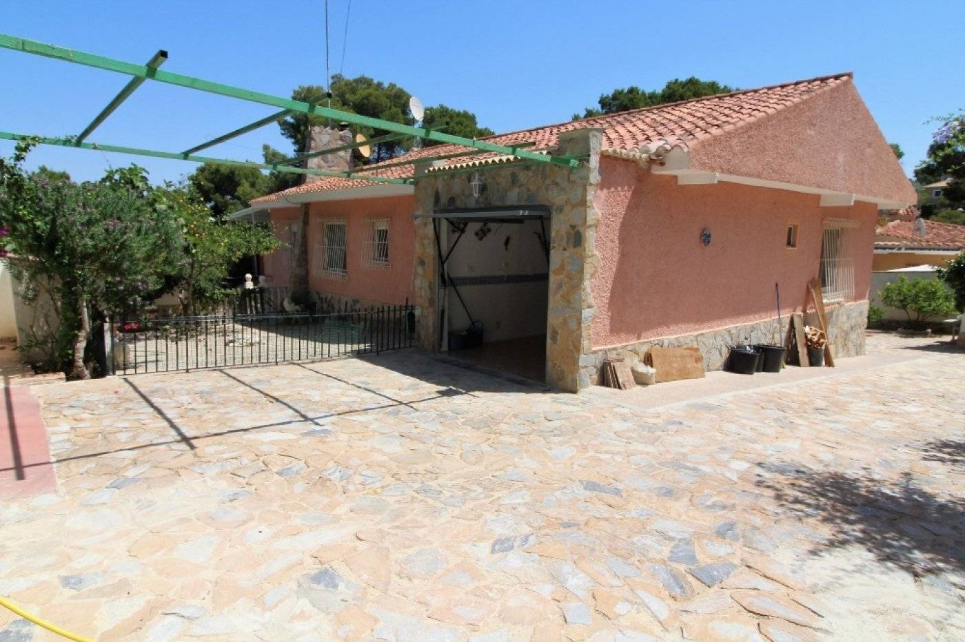 VILLA INDIVIDUELLE AVEC GRAND JARDIN ET PISCINE PRIVÉE SUR LES BALCONS