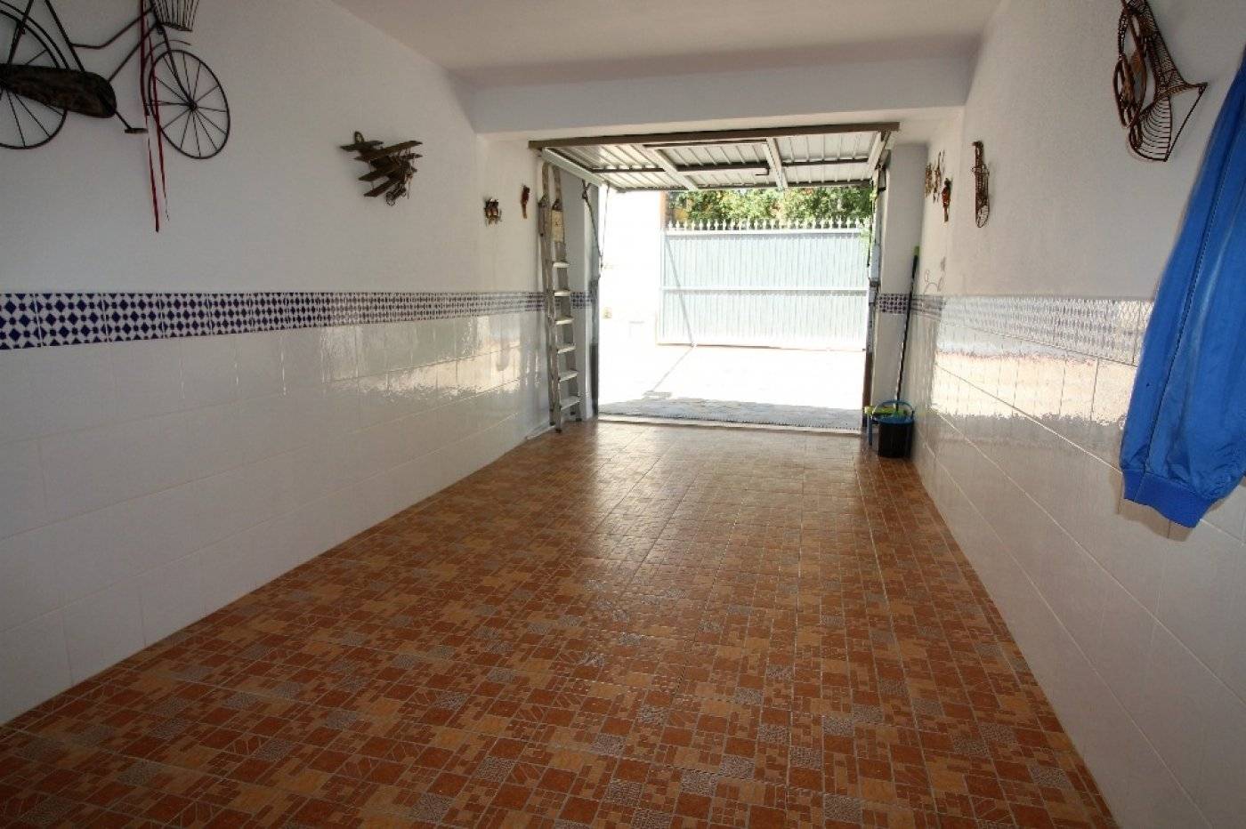 VILLA INDIVIDUELLE AVEC GRAND JARDIN ET PISCINE PRIVÉE SUR LES BALCONS