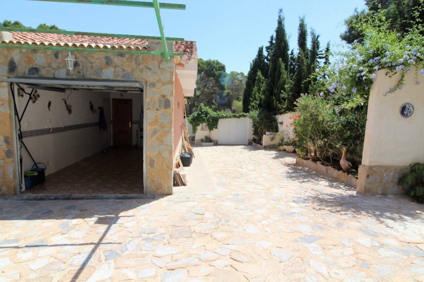 VILLA INDIVIDUELLE AVEC GRAND JARDIN ET PISCINE PRIVÉE SUR LES BALCONS