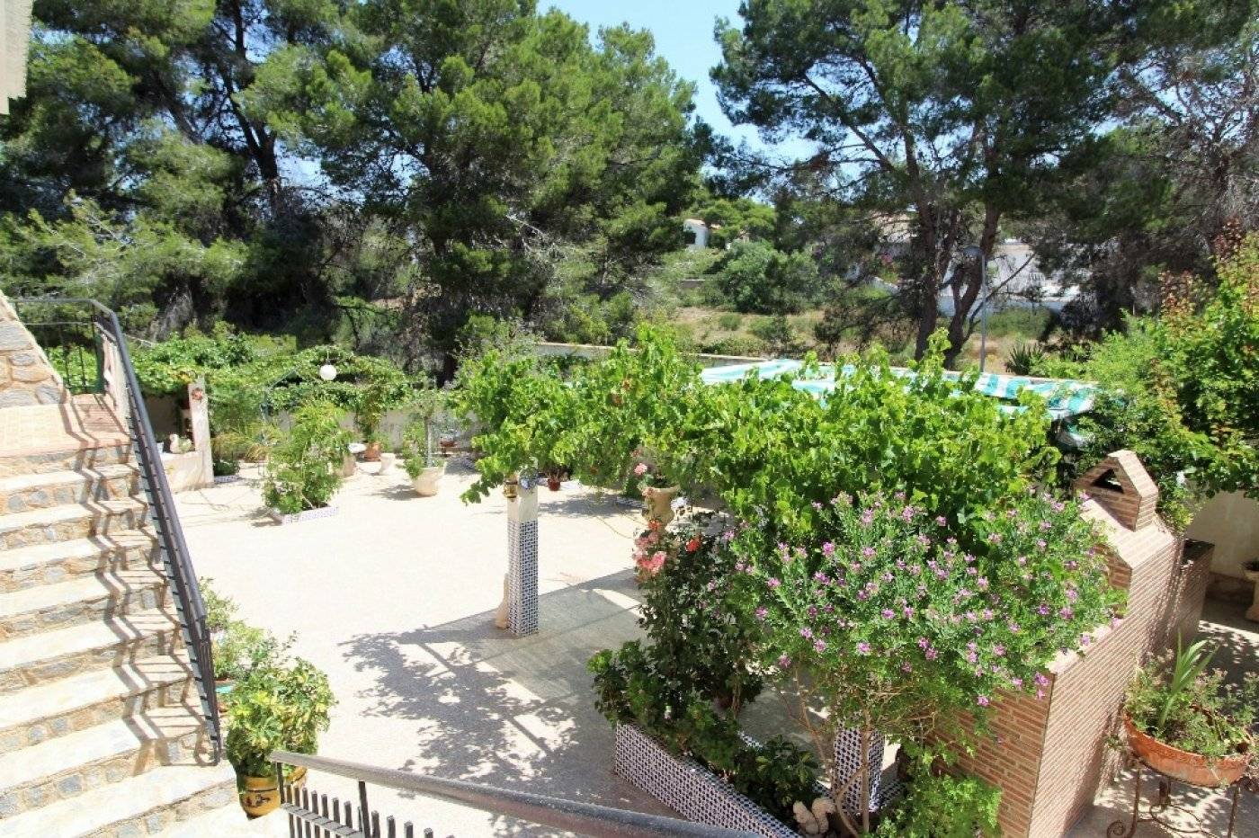 VILLA INDIVIDUELLE AVEC GRAND JARDIN ET PISCINE PRIVÉE SUR LES BALCONS