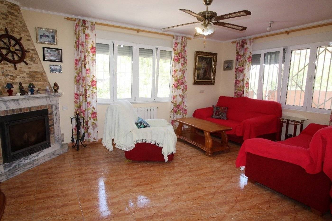 VILLA INDIVIDUELLE AVEC GRAND JARDIN ET PISCINE PRIVÉE SUR LES BALCONS