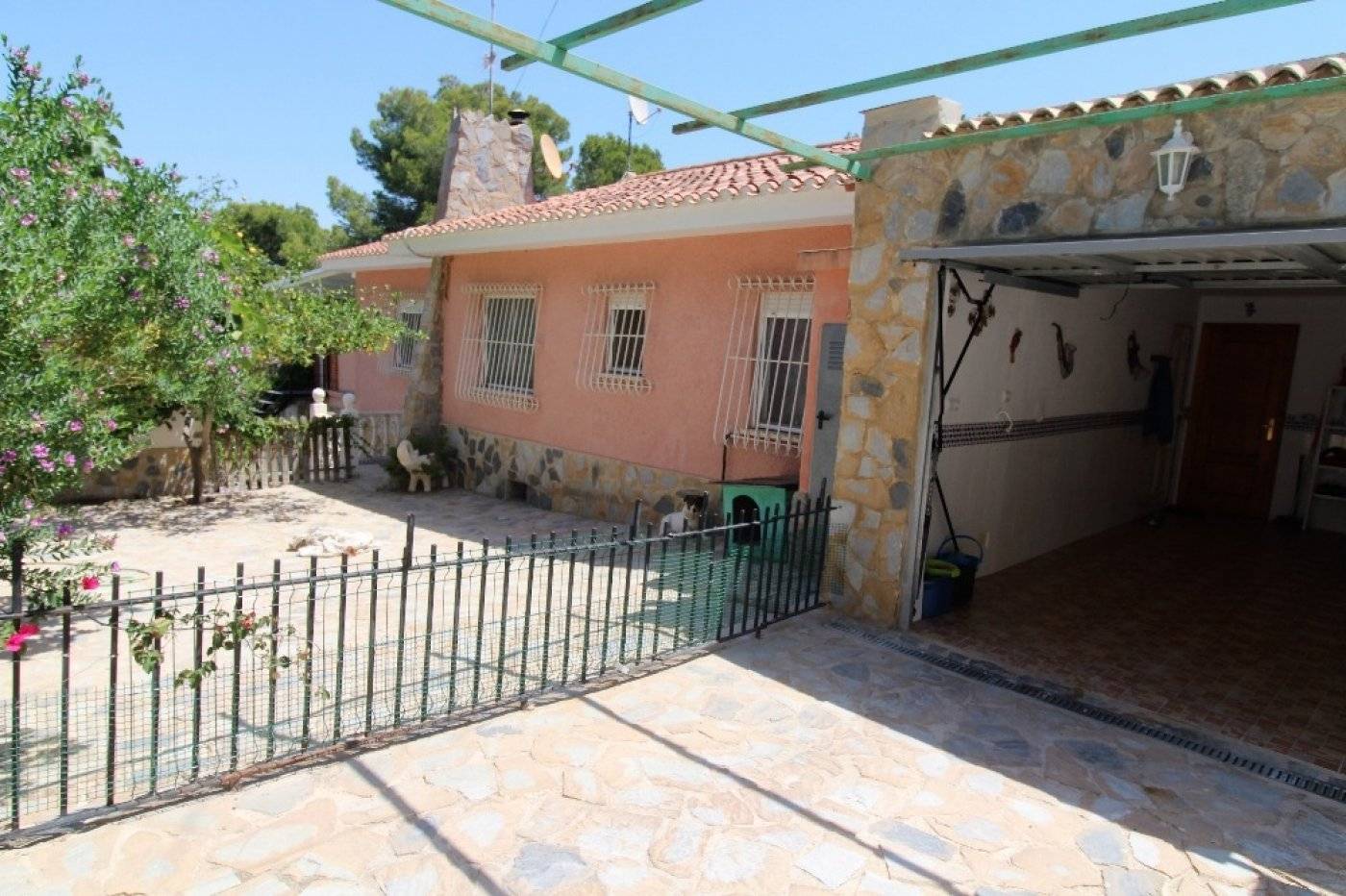 VILLA INDIVIDUELLE AVEC GRAND JARDIN ET PISCINE PRIVÉE SUR LES BALCONS