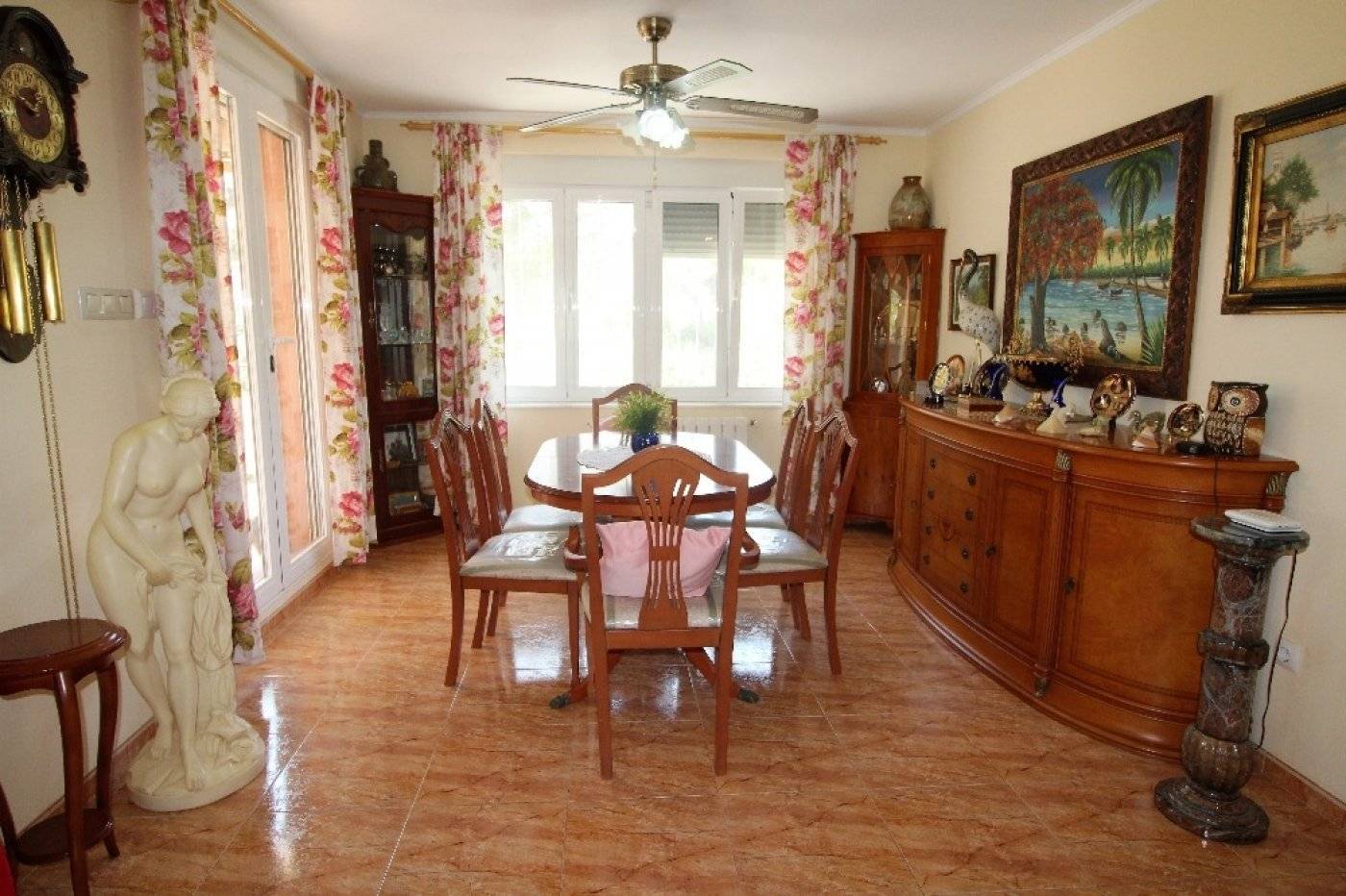 VILLA INDIVIDUELLE AVEC GRAND JARDIN ET PISCINE PRIVÉE SUR LES BALCONS