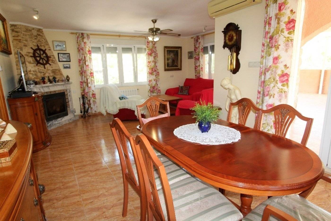 VILLA INDIVIDUELLE AVEC GRAND JARDIN ET PISCINE PRIVÉE SUR LES BALCONS