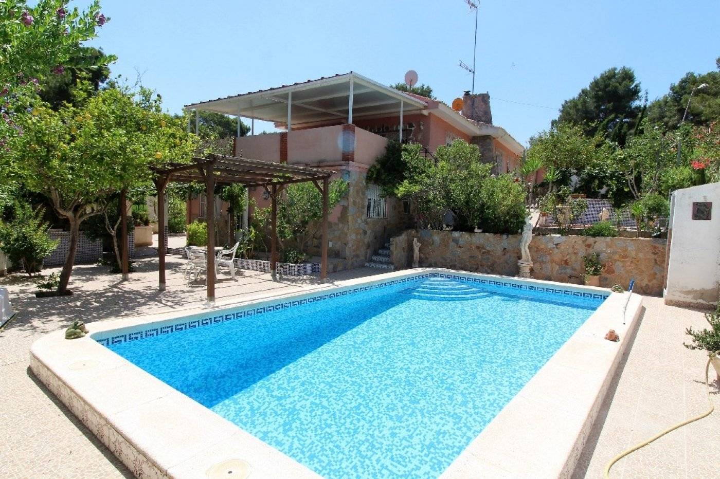 VILLA INDIVIDUELLE AVEC GRAND JARDIN ET PISCINE PRIVÉE SUR LES BALCONS