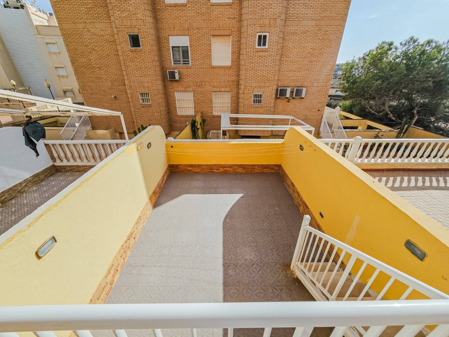 DUPLEX APPARTEMENT OP 170 METER VAN HET STRAND VAN GUARDAMAR MET GARAGE