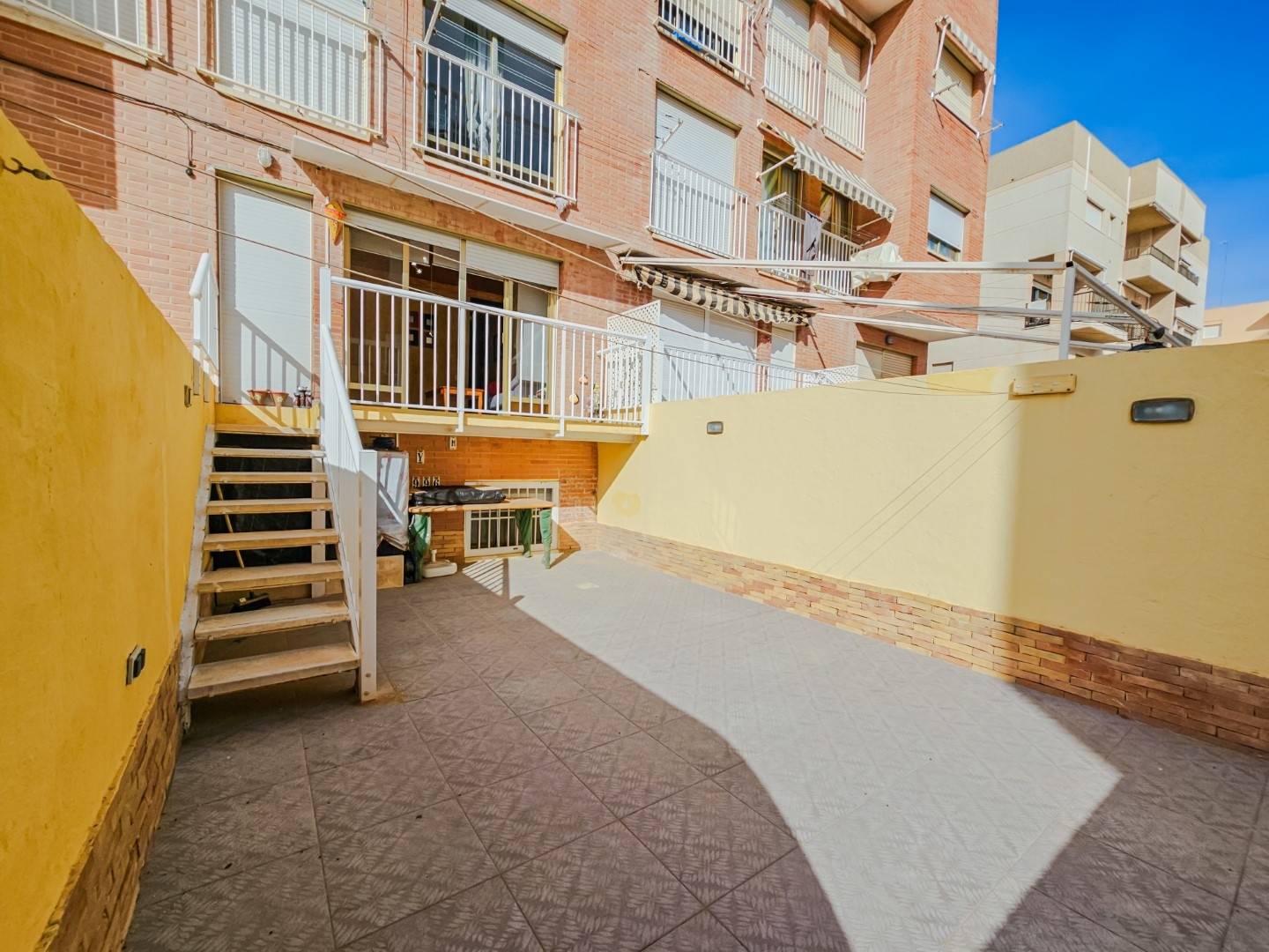 DUPLEX APPARTEMENT OP 170 METER VAN HET STRAND VAN GUARDAMAR MET GARAGE