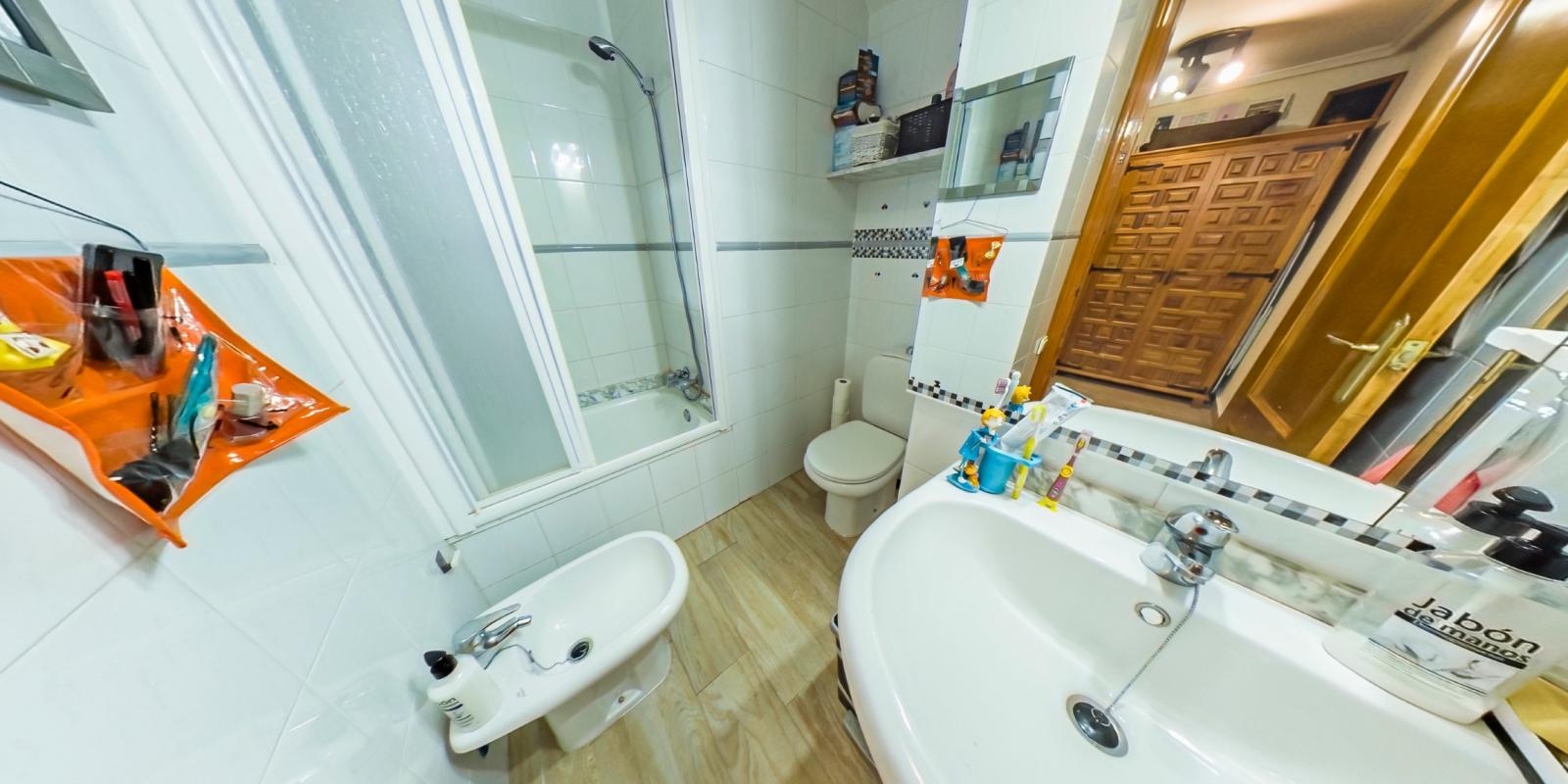 DUPLEX APPARTEMENT OP 170 METER VAN HET STRAND VAN GUARDAMAR MET GARAGE