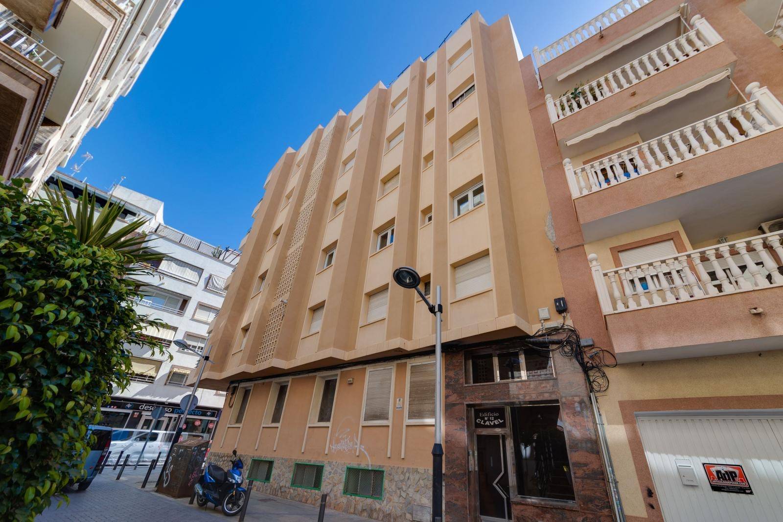 RENOVATED APARTMENT IN THE CENTRE OF TORREVIEJA AND CLOSE TO THE BEACH
