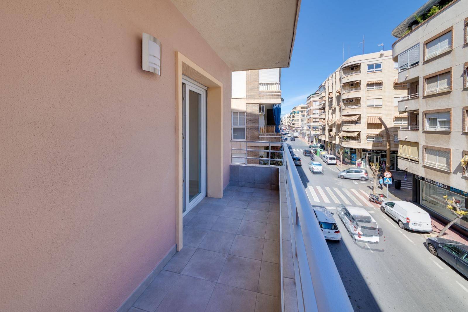 RENOVATED APARTMENT IN THE CENTRE OF TORREVIEJA AND CLOSE TO THE BEACH