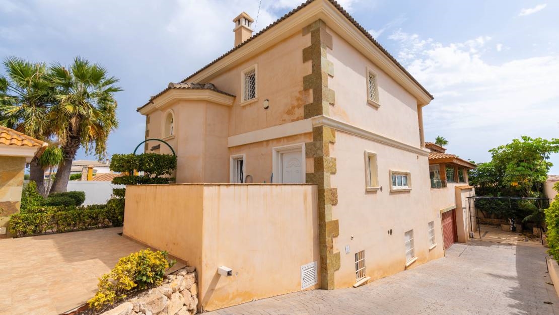 BEAUTIFUL DETACHED VILLA WITH POOL, GARAGE IN AGUAS NUEVAS