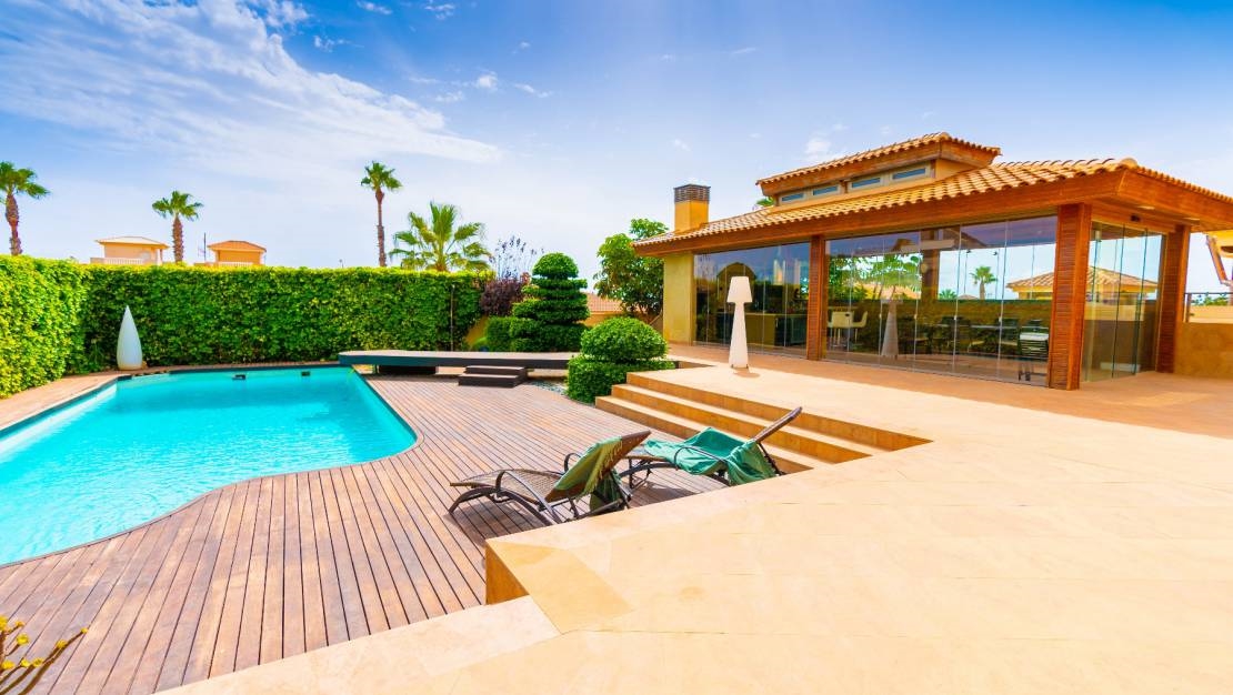 PRECIOSA VILLA INDEPENDIENTE CON PISCINA, GARAJE EN AGUAS NUEVAS