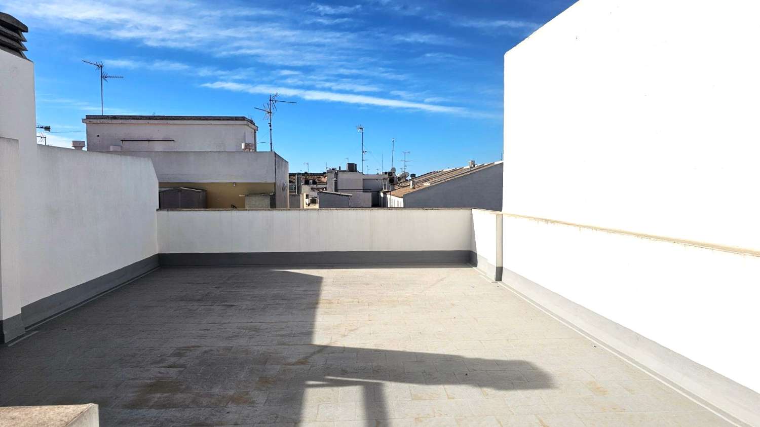 PROSTORNÝ A MODERNÍ PENTHOUSE V SRDCI CENTRA MĚSTA S GARÁŽÍ