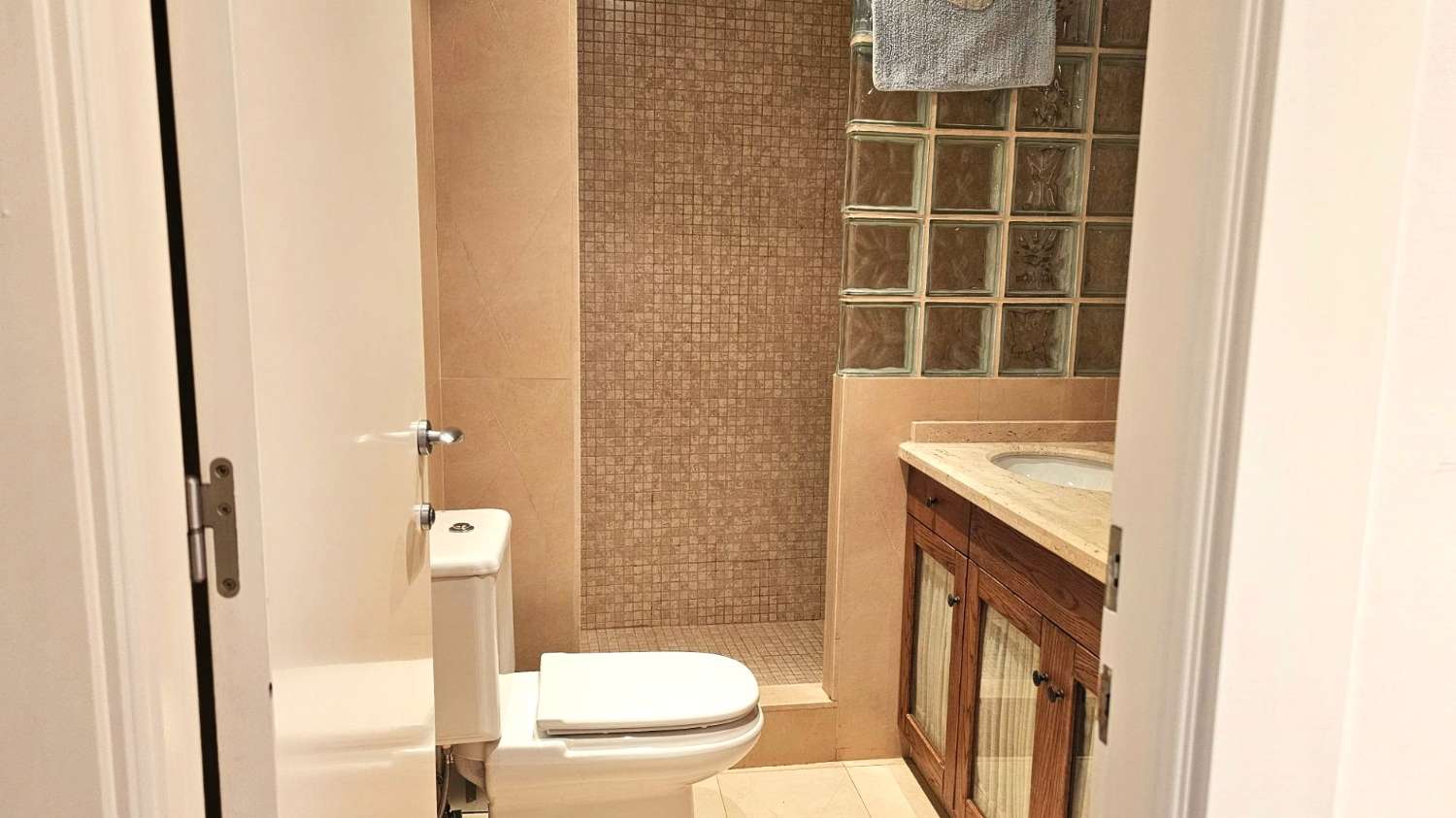 PROSTORNÝ A MODERNÍ PENTHOUSE V SRDCI CENTRA MĚSTA S GARÁŽÍ
