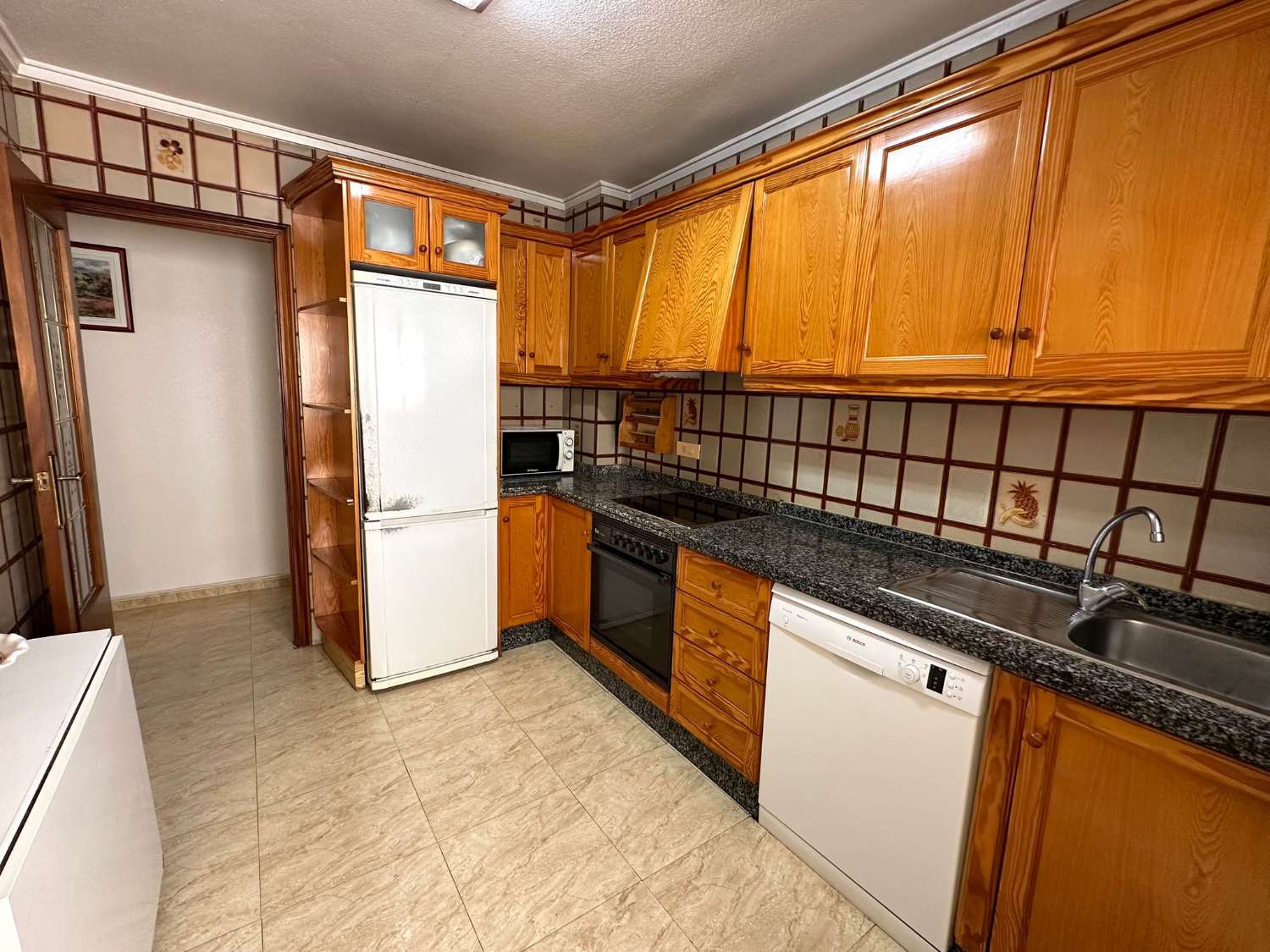 MIESZKAJ NAD MORZEM: SPEKTAKULARNY APARTAMENT OBOK NATURALNYCH BASENÓW